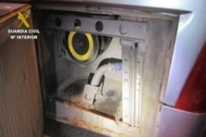 La Guardia Civil halla a un inmigrante oculto en el hueco motor de un autobús