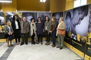 Juana Cid inaugura una exposición fotográfica de la Asociación de Enfermos de Parkinson