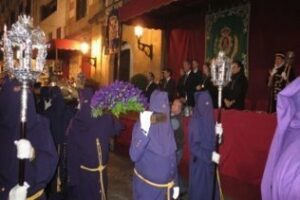Cientos de personas acompañan al cristo de la FE durante la procesión del silencio