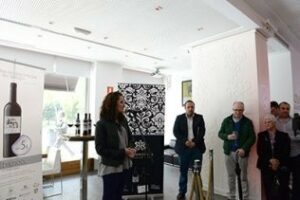 El equipo de gobierno arropa la iniciativa del vino solidario de el decantador