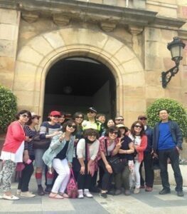 Turistas coreanos visitan el salón de plenos del ayuntamiento