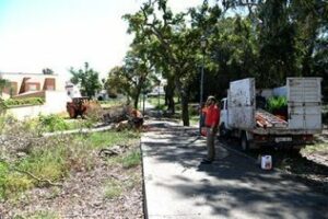 El Ayuntamiento limpia y desbroza el Parque de la Avenida Cuerpo Nacional de Policía