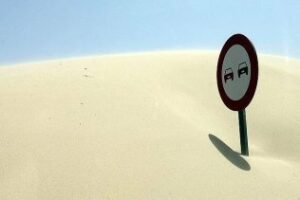 El Subdelegado anuncia que "en breve" se volverá a retirar arena de la duna de Valdevaqueros