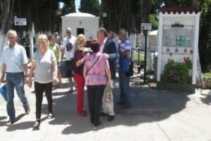 Cientos de personas visitan los cementerios municipales con motivo del Día de la Madre