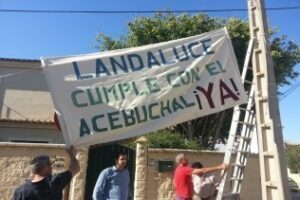 AAVV El Embarcadero se irá a los juzgados tras retirar la policía local "la pancarta"