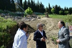 El alcalde visita las obras que se llevan a cabo para reparar el vial que conecta Cortijo Vides con Los Pastores