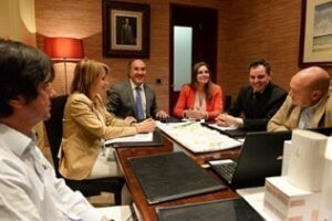 Amigos de la Música" presenta al alcalde la maqueta de su proyecto Cultural