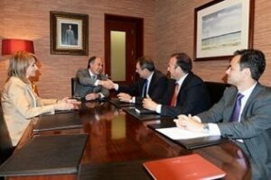 El alcalde firma un convenio con Cajasur para el uso de un espacio expositivo en Alfonso XI