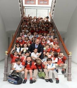 El alcalde recibe en el salón de plenos a los alumnos de Los Pinos