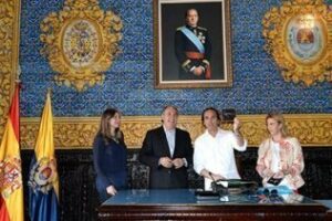 Pepe de Lucía entrega al alcalde una copia de Canción andaluza", esta semana, número 1 en ventas