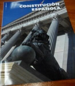Landaluce entrega a la UNED treinta ejemplares de la Constitución