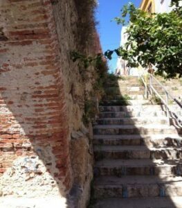 IU reclama actuaciones de conservación en los arcos de la calle Vicente Paúl