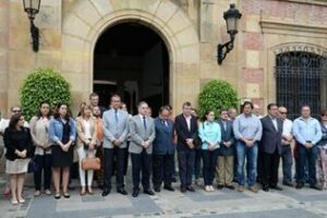 El Ayuntamiento guarda un minuto de silencio en repulsa por el asesinato de la presidenta de la Diputación de León