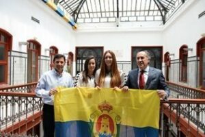 El alcalde entrega una bandera de la ciudad al cadete femenino de balonmano que va a disputar el Campeonato de España