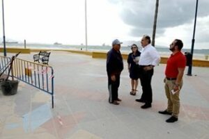 El alcalde supervisa los trabajos que se llevan a cabo en El Rinconcillo de cara a la temporada