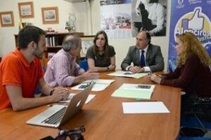 Federación Andaluza de Montañismo y Turismo preparan el sendero entre Punta Carnero y el río Guadalmesí