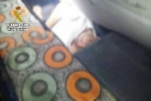 La Guardia Civil detiene a una persona por llevar a un inmigrante oculto en un doble fondo de un vehículo