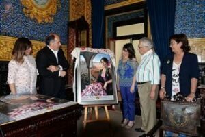 El alcalde recibe a la autora del cartel de Farolillo de la Feria Real 2014