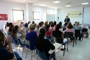 El alcalde da la bienvenida a los participantes en un programa de empleo financiado por la Unión Europea y la Diputación