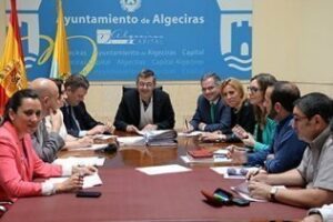 El Ayuntamiento acuerda recuperar dos locales de La Reconquista cuyo adjudicatario había alquilado a un bar