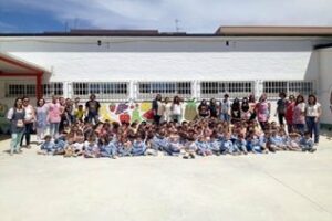 Ayuntamiento, C.E.I. El Faro" y Escuela de Arte colaboran en una iniciativa para adecentar el patio del colegio de Infantil