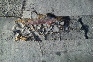 Una vecina de El Embarcadero se parte una pierna por el mal estado de la calle