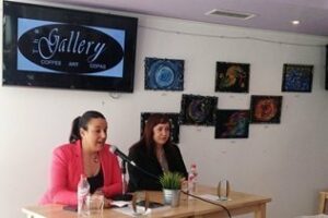 Laura Ruiz entrega los premios del Certamen Literario The Gallery