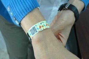 Tarifa introduce un sistema para localizar a menores en la playa