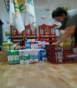 La agrupación local del PCA entrega alimentos en la Piñera y Pescadores