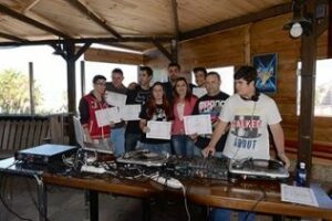Cardoso entrega los diplomas a los participantes en el taller de DJs