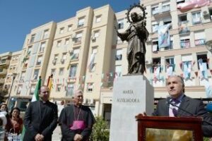 El alcalde inaugura, junto al obispo, el monumento a María Auxiliadora
