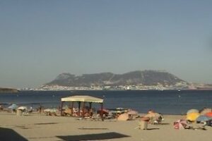 La playa de Getares consigue un año más la distinción de la Bandera Azul de los Mares Limpios