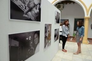 Conesa inaugura en La Escuela la exposición fotográfica sobre dependencias