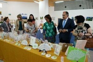Inaugurada en el mercado Hotel Garrido" la exposición de manualidades del centro de adultos Al-Yazirat"