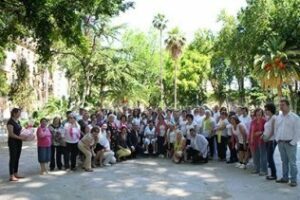 Cien mayores que participan en la jornada de ejercicio activo