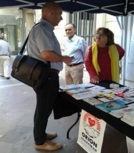 Alcántara visita la mesa de la asociación Orión, en la calle Ancha de Algeciras, por el Día del Donante