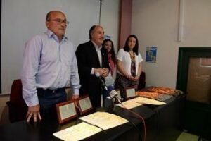 El acalde entrega los premios a los jóvenes investigadores