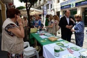 El alcalde apoya a la Asociación Española contra el Cáncer en su jornada de cuestación