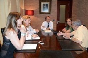 Responsables de la ONG Madre Coraje" exponen sus proyectos al alcalde