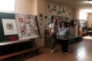 La delegada municipal de Educación visita la exposición sobre arte del CEIP San Bernardo