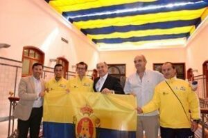 El alcalde entrega la bandera de Algeciras al Club de atletismo Bahía de Algeciras"