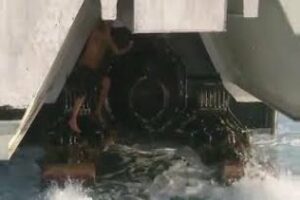 Tres detenidos tras llegar ocultos en los patines de un buque