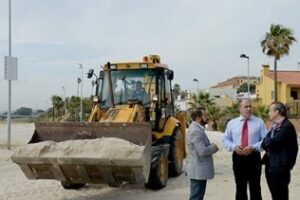 Landaluce y Ávila visitan la playa del Rinconcillo para comprobar la marcha de los trabajos para la regeneración de la arena