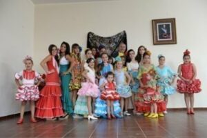 Landaluce acompaña a los vecinos de La Juliana en el desfile de moda flamenca de su asociación