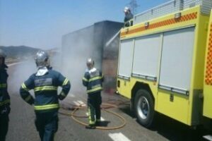 Incendio de un camión con material eléctrico