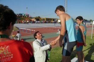 Rodríguez Ros entrega medallas en el Campeonato de Andalucía de Atletismo