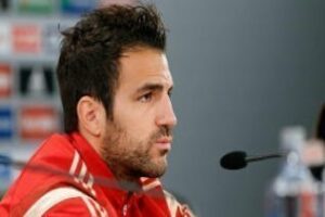 Fábregas se niega a responder en catalán y desata la ira de los independentistas