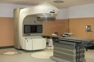 El primer acelerador lineal de electrones instalado en España reduce un 20% las visitas de pacientes con cáncer