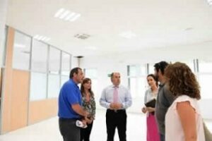 El alcalde visita el centro cívico de San Bernabé para conocer el avance de las obras