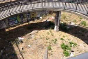IU denuncia el estado de suciedad y abandono del puente caracol y alrededores